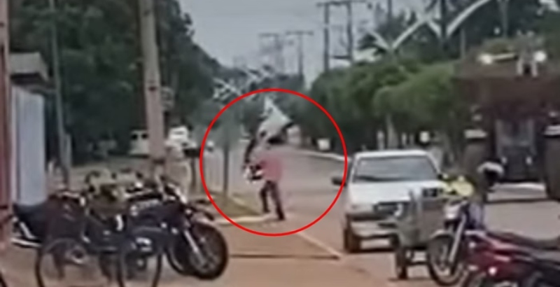 Prefeita manda remover faixas de protesto que a acusam de corrupção e lavagem de dinheiro; veja vídeo