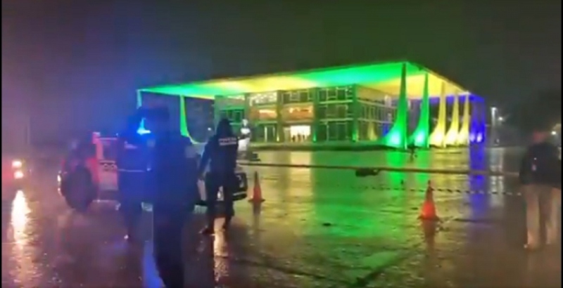 Urgente: Praça dos Três Poderes é isolada após explosões em Brasília; veja vídeos