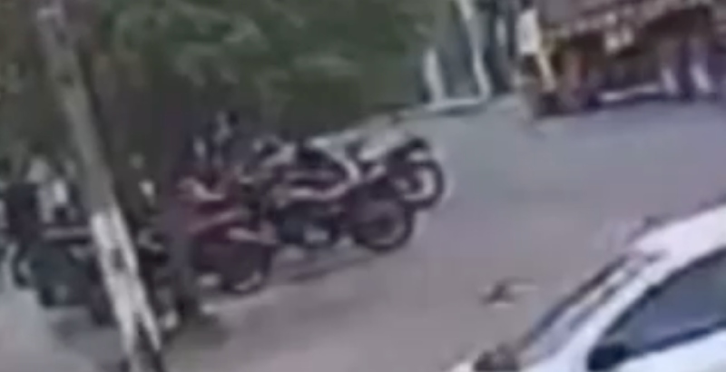 Tragédia: disputa por passageiros entre mototaxistas termina em morte; veja vídeo