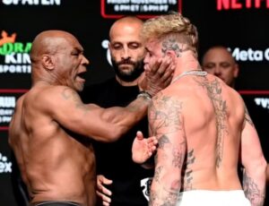 "Climão": Mike Tyson dá tapa na cara Jake Paul durante pesagem oficial antes da luta; veja vídeo