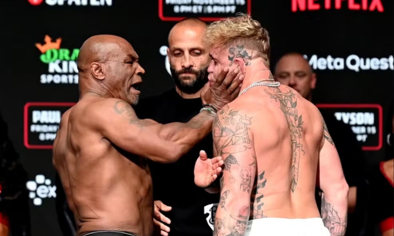 “Climão”: Mike Tyson dá tapa na cara de Jake Paul durante pesagem oficial; veja vídeo