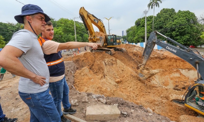 Prefeito David Almeida vistoria intervenção estrutural na avenida Mário Ypiranga durante o feriado