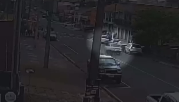 Vídeo mostra momento em que mãe se joga na frente de carro para salvar o filho; veja