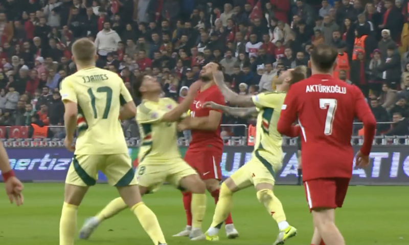 Jogadores do País de Gales batem cabeça em disputa por bola; veja vídeo