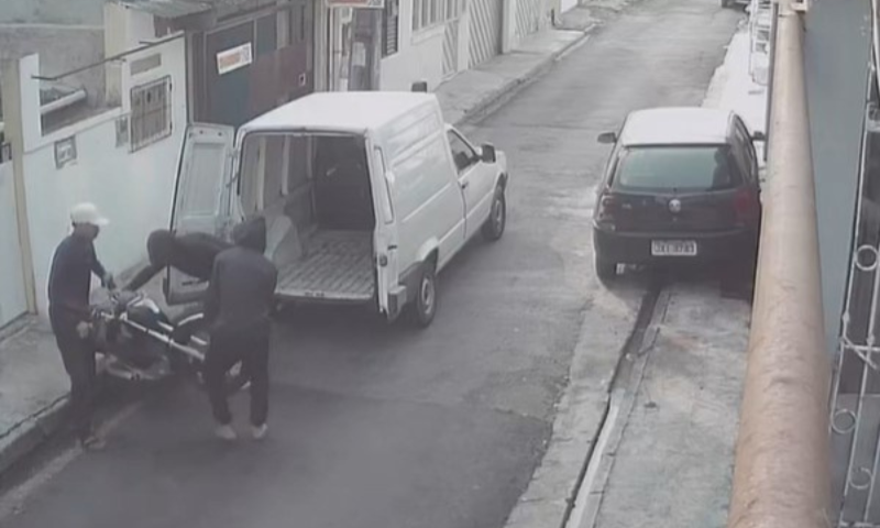 Ladrões usam van para furtar moto estacionada em Manaus; veja vídeo