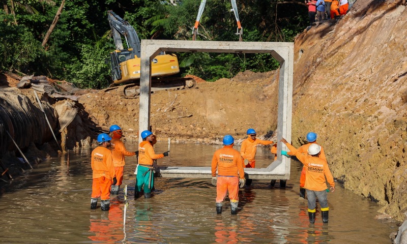 Em 48 horas de obra, Prefeitura de Manaus instala novas aduelas na avenida Mário Ypiranga