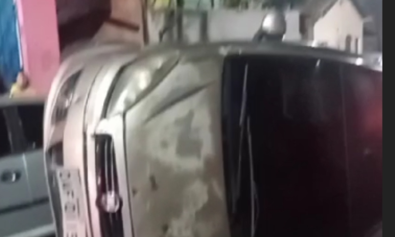 Carro capota durante acidente no bairro Coroado; veja vídeo