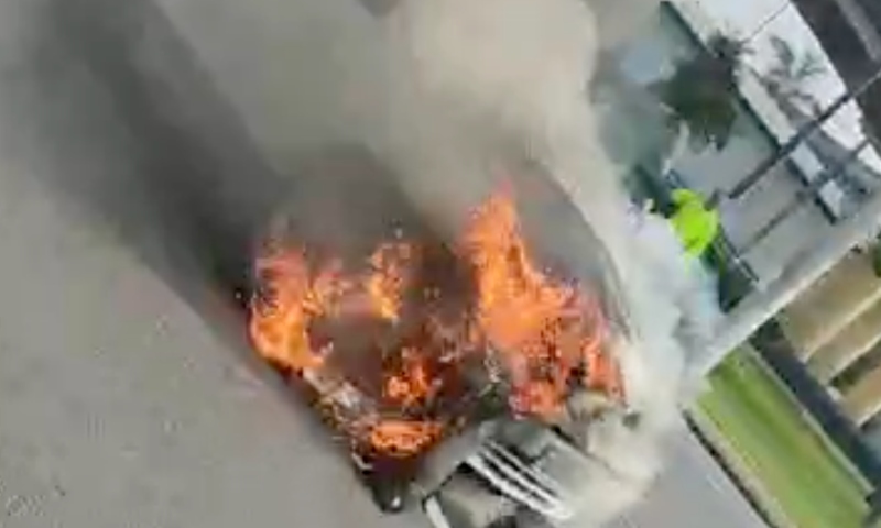 Carro pega fogo na Bola do Coroado e gera caos no trânsito em Manaus; veja vídeo
