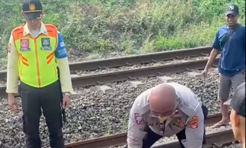 Policial chora ao ver estado de mulher na linha de trem: “por que isso aconteceu com uma moça tão linda?”; veja vídeo