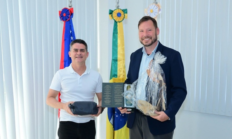 Prefeito David Almeida recebe visita do primeiro-secretário da Embaixada dos EUA