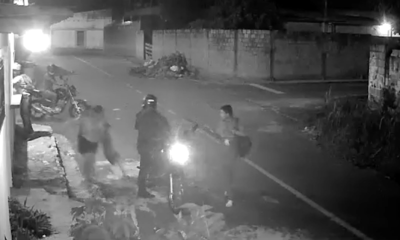 “Polícia, polícia”: mãe com criança pequena se desespera durante assalto à mão armada em Manaus; veja vídeo