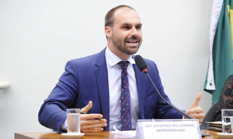 Deputado Eduardo Bolsonaro critica prisão de militares: ‘perseguição’; veja