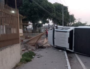 Mulher foge após capotar carro e destruir muro de Igreja na Cidade Nova