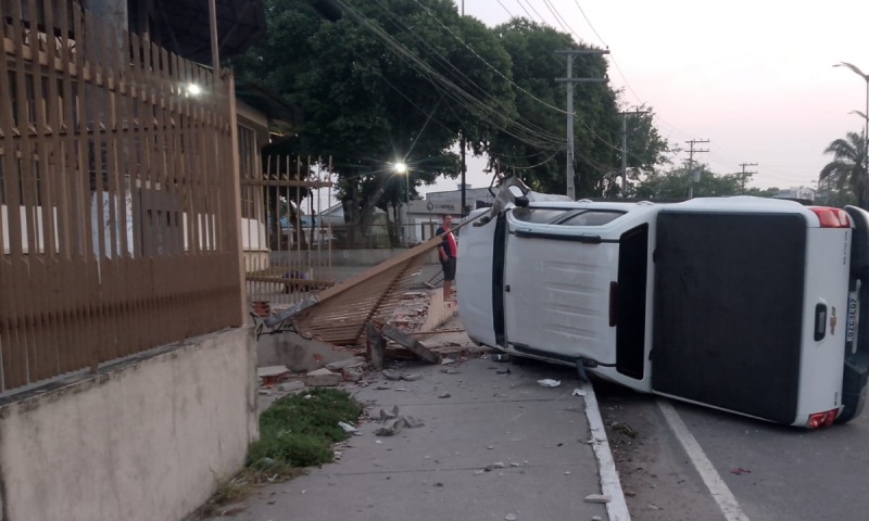 Mulher foge após capotar carro e destruir muro de Igreja na Cidade Nova