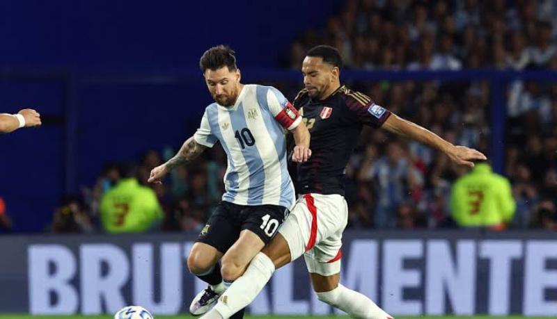 Argentina vence Peru com golaço e segue líder isolada das Eliminatórias