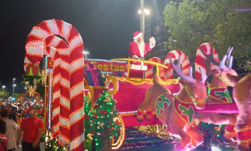 Manaus recebe Parada Natalina na Ponta Negra e crianças ficam realizadas