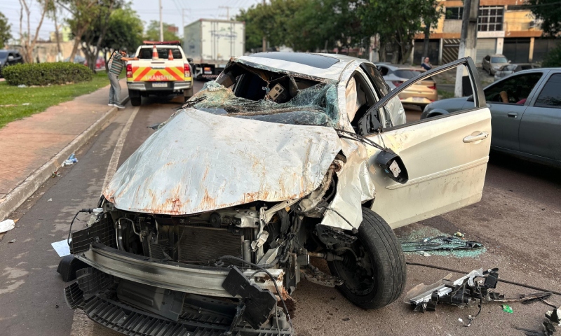 Mulher perde controle de carro e capota cinco vezes na Avenida Brasil; veja