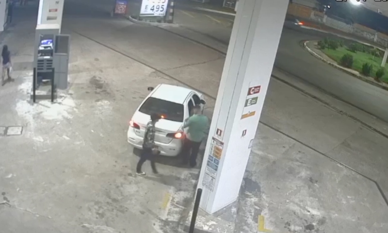 Veja momento em que homem é assassinado a tiros em posto no Iranduba