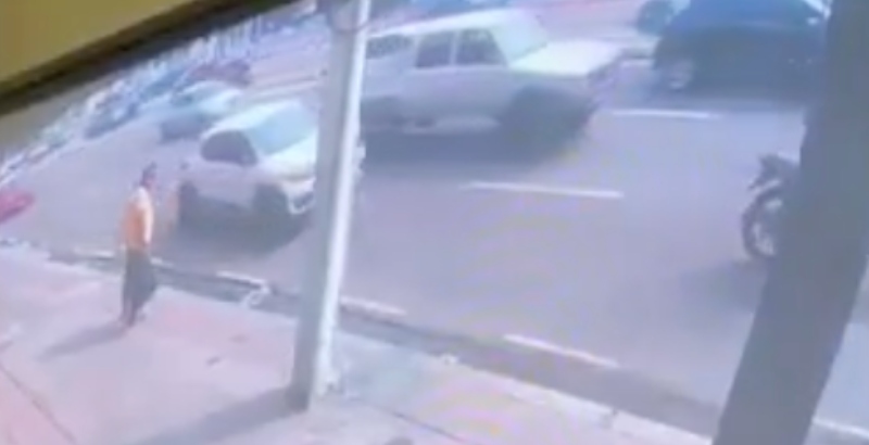 Vídeo mostra pedestre sendo arremessado por carro desgovernado na av. Djalma Batista; veja