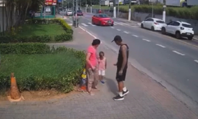 Veja momento em que bandido tenta arrancar criança de babá em tentativa de sequestro