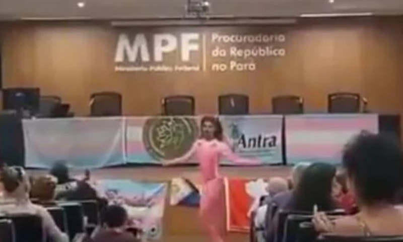 Mulher trans faz performance de ‘bate-cabelo’ durante evento no MPF; veja vídeo