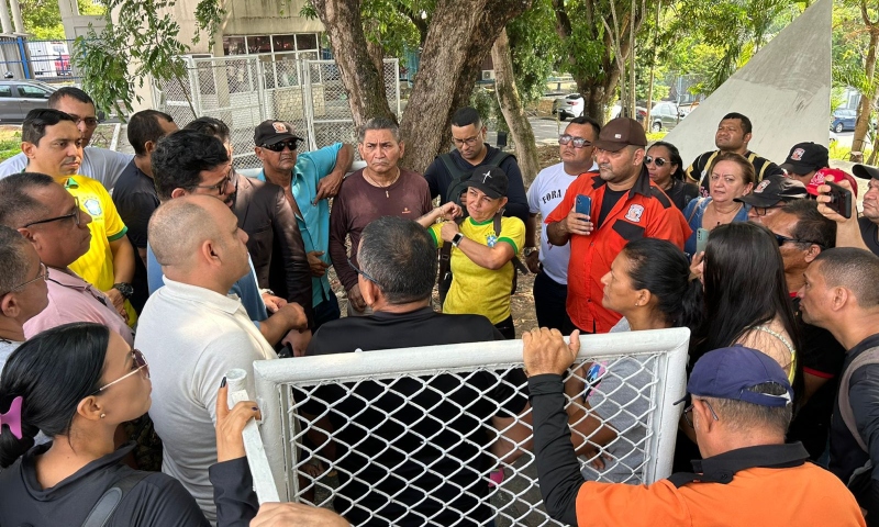 Sem receberem salário há meses, funcionários da Locati fazem manifestação em Manaus; veja vídeo