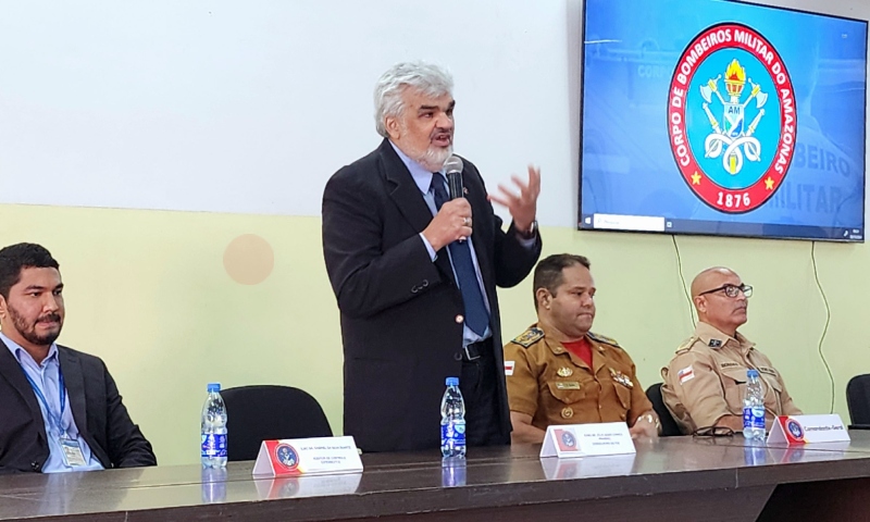 Conselheiro do TCE-AM realiza conferência sobre contas públicas para bombeiros do Amazonas