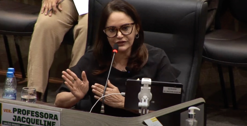 Vereadora Prof. Jacqueline defende plano de saúde VIP para ex-vereadores: “Esse benefício vai é desafogar o SUS”; veja vídeo