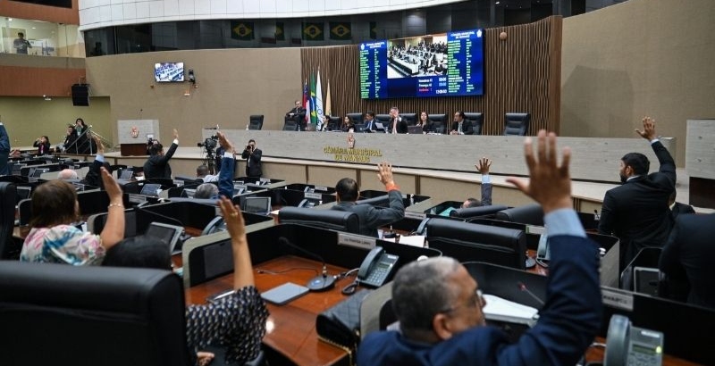 Câmara de Manaus comemora o Natal com aumento salarial e plano de saúde VIP para ex-vereadores