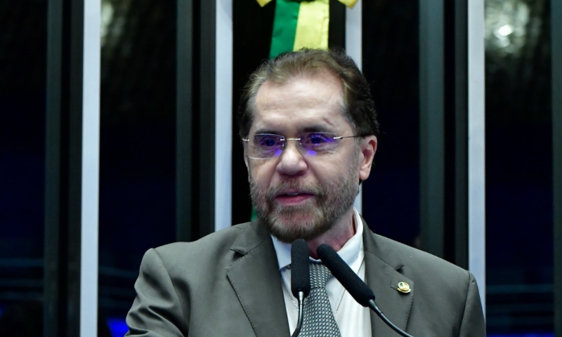 Senador Plínio Valério denuncia bloqueio a projetos de exploração de recursos naturais no Amazonas