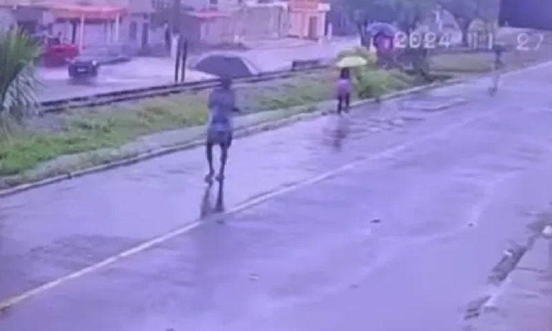 Veja momento em que menina cai em bueiro e desaparece enquanto voltava da escola