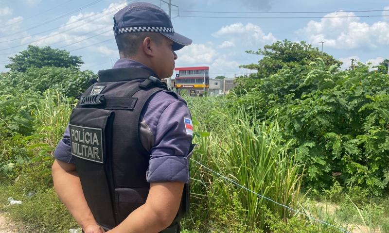 Urgente: homem é enforcado e tem corpo crivado de balas em matagal de Manaus; veja vídeo