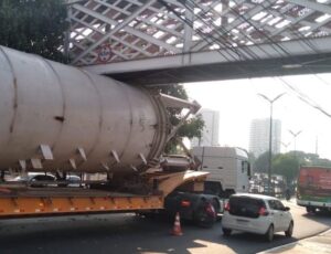 Carreta quase leva passarela do Shopping Ponta Negra e deixa trânsito engarrafado