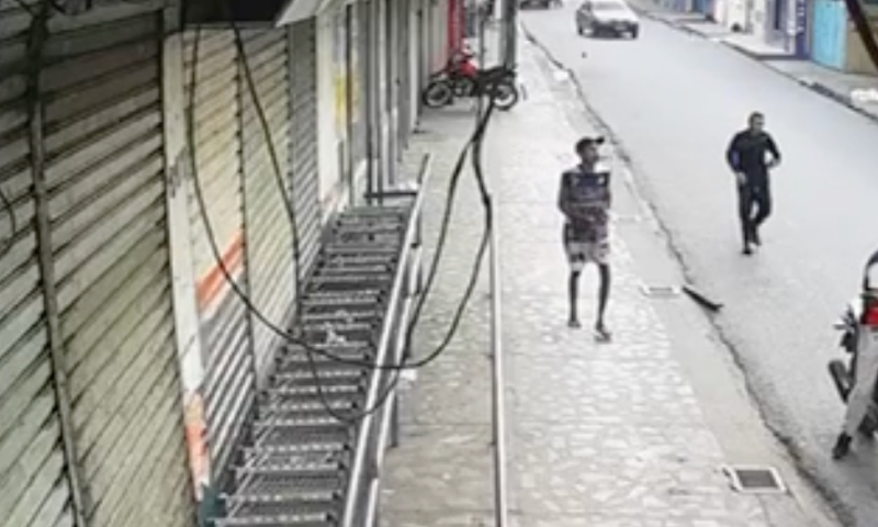 Veja momento em que homem é esfaqueado e espancado a pauladas em Manaus