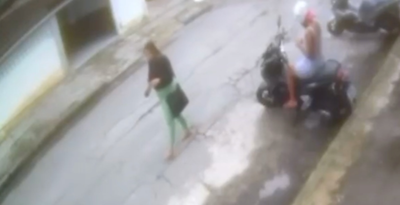 Bom dia da morte: pistoleiro descarrega revólver na cabeça de mulher em plena luz do dia; veja vídeo