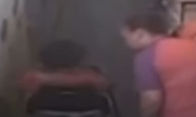 Funcionária de creche é flagrada amarrando criança de 4 anos em cadeira; veja vídeo
