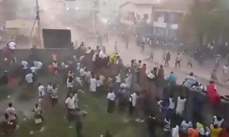 Briga generalizada durante jogo de futebol deixa cerca de 100 mortos na Guiné; veja vídeos