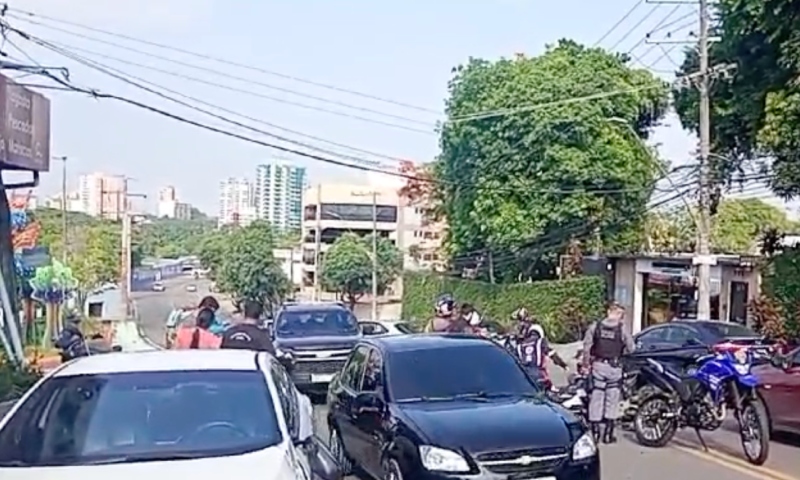 Motoqueiro sofre fratura exposta durante grave acidente no Adrianópolis; veja vídeos