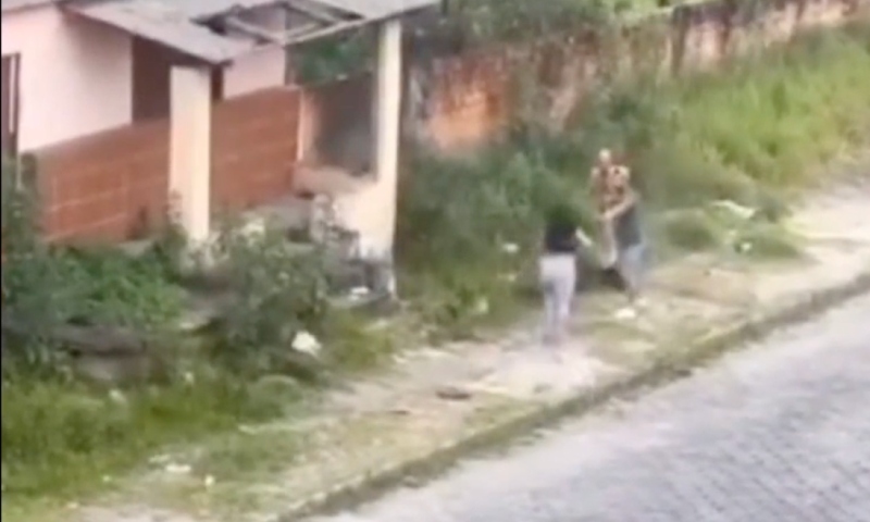 Vizinhos ficam aterrorizados vendo mulher tocar fogo no próprio marido; veja vídeo