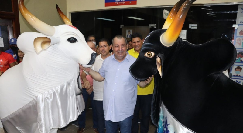 Senador Omar Aziz se destaca por destinar R$ 100 milhões em emendas para Parintins