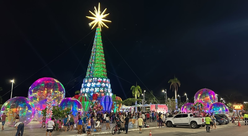 Prefeito David Almeida inaugura Árvore de Natal na Ponta Negra e destaca geração de emprego e renda