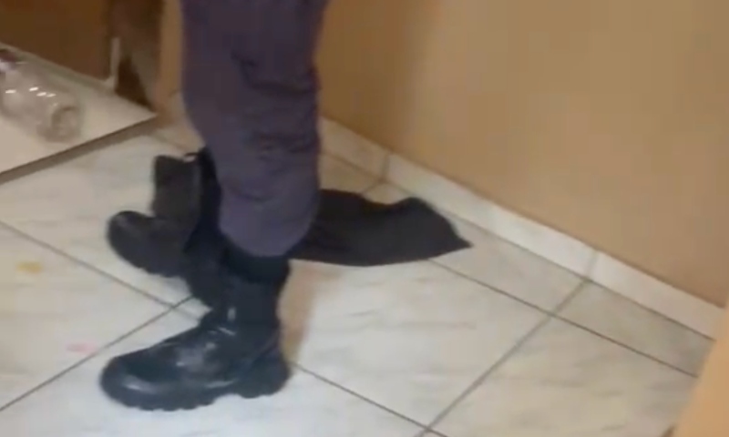 “Quem manda aqui é a polícia”: PM expulsa criminosos do CV de casa invadida no Santo Agostinho; veja vídeo