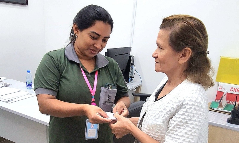 Funcionária terceirizada demonstra honestidade na Semad ao devolver dinheiro encontrado