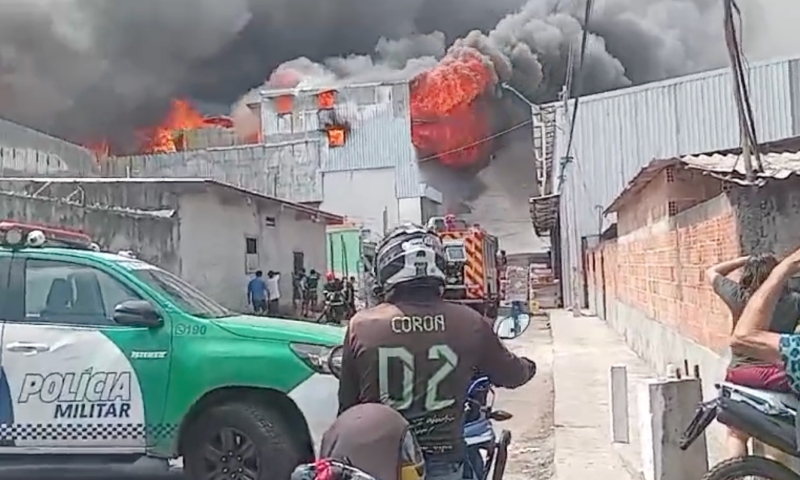 Urgente: incêndio de grandes proporções destrói lojas da rua do Fuxico, na ZL de Manaus; veja vídeos