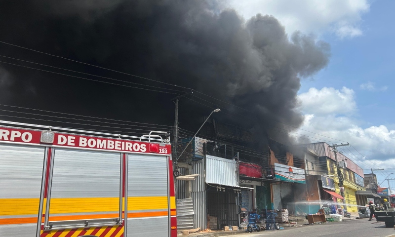 Prefeitura de Manaus interdita acesso à avenida Hilário Gurjão por conta do incêndio no Fuxico
