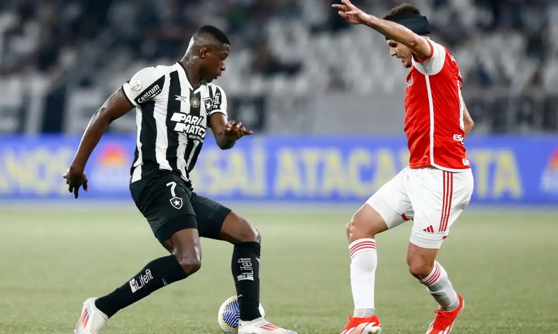 Botafogo visita o Inter para tentar garantir o título do Brasileiro