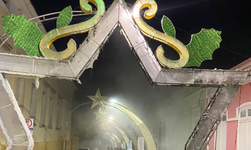 Decoração de Natal é incendiada por vândalos no Centro de Manaus