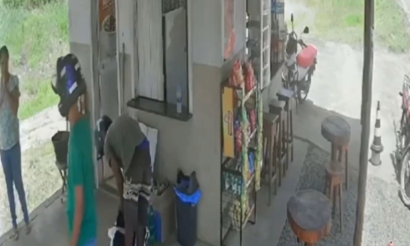“Nunca mais vai roubar”: veja momento em que ladrão tem mão decepada durante assalto a lanchonete