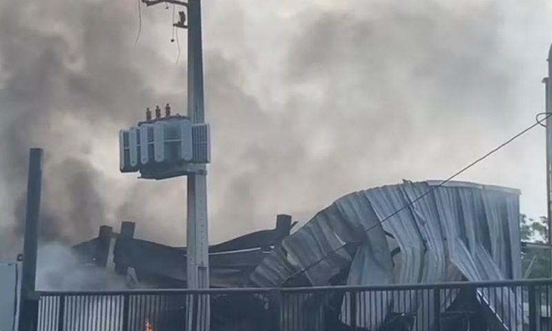 Empresa de reciclagem Amec volta a pegar fogo no bairro Mauazinho; veja vídeo