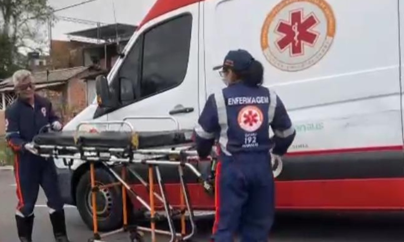 Acidente entre motos deixa dois homens feridos na Avenida das Torres